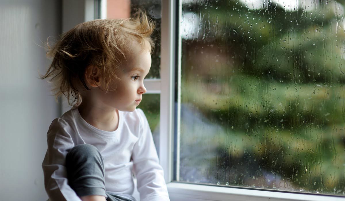 Slecht weer: hoe hou ik mijn kind thuis bezig?