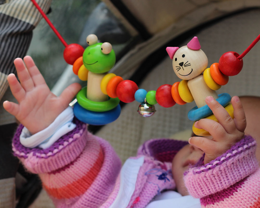 Kind met Amici wagenspanner houten speelgoed van Selecta