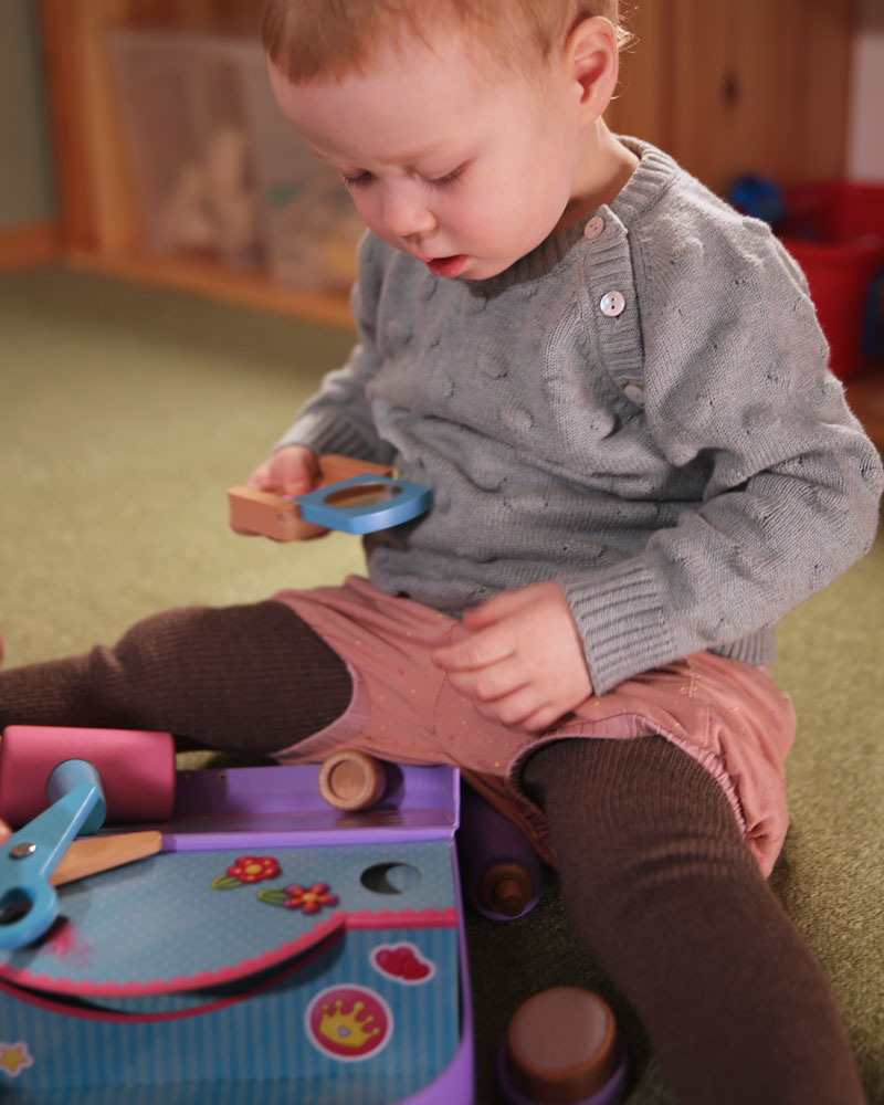 Kind met beautykoffer houten speelgoed van Selecta