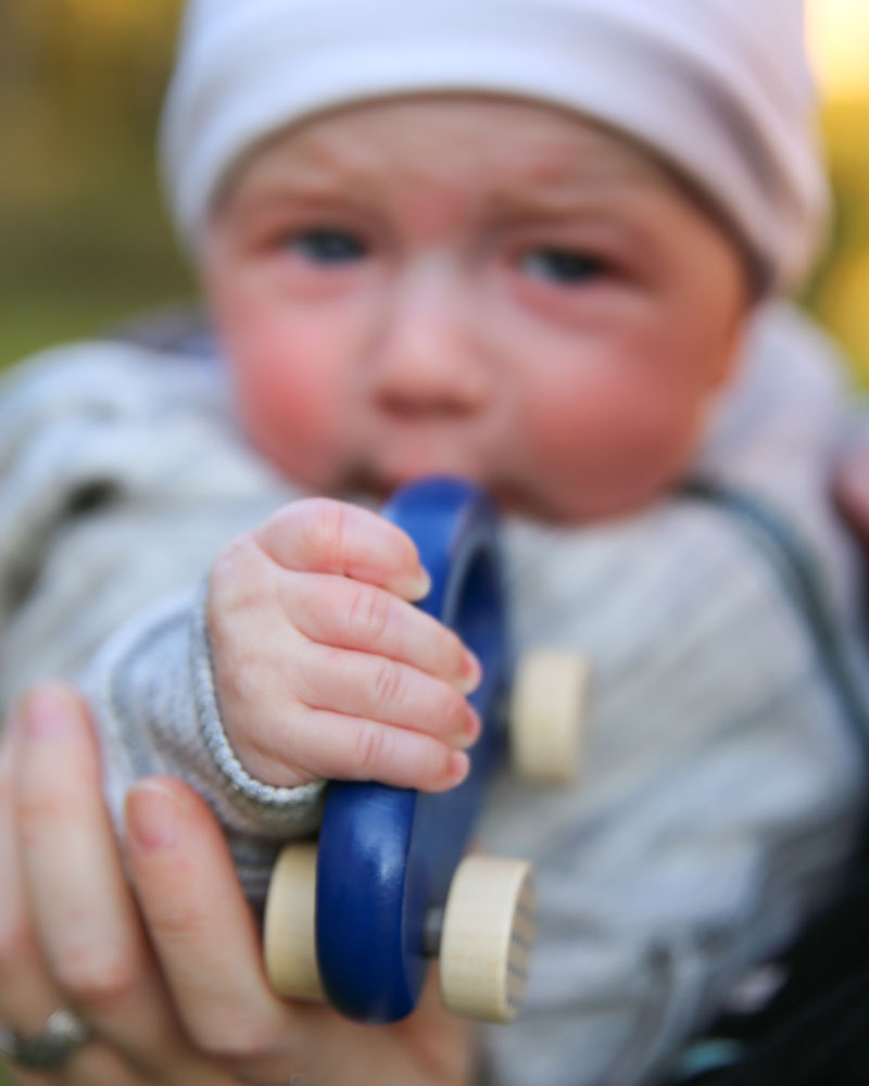 Kind met bellybutton kleine snelheidsduivel blauw houten speelgoed van Selecta