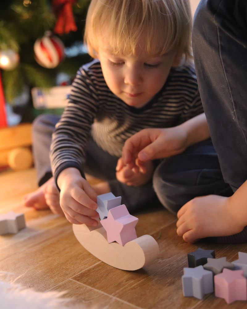 Kind met bellybutton sterrenhemel houten speelgoed van Selecta