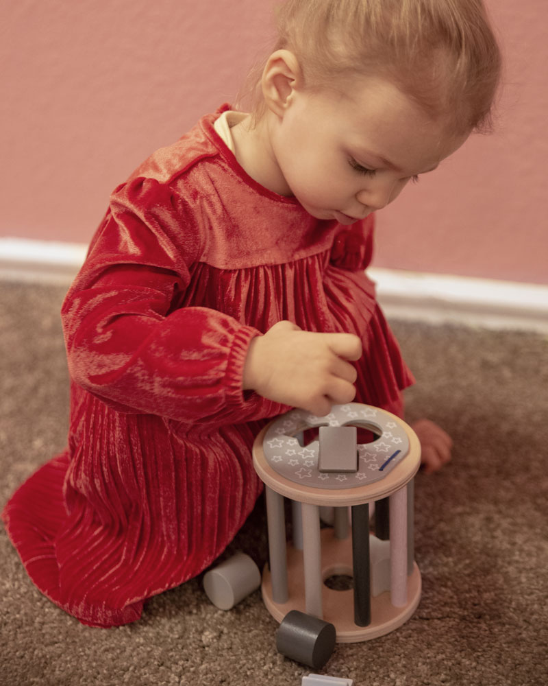 Kind met bellybutton sterretjesroller houten speelgoed van Selecta