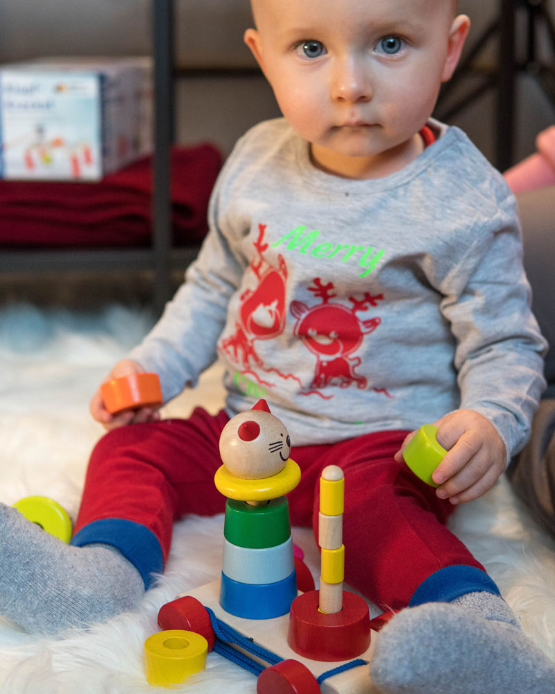 Kind met filino houten speelgoed van Selecta