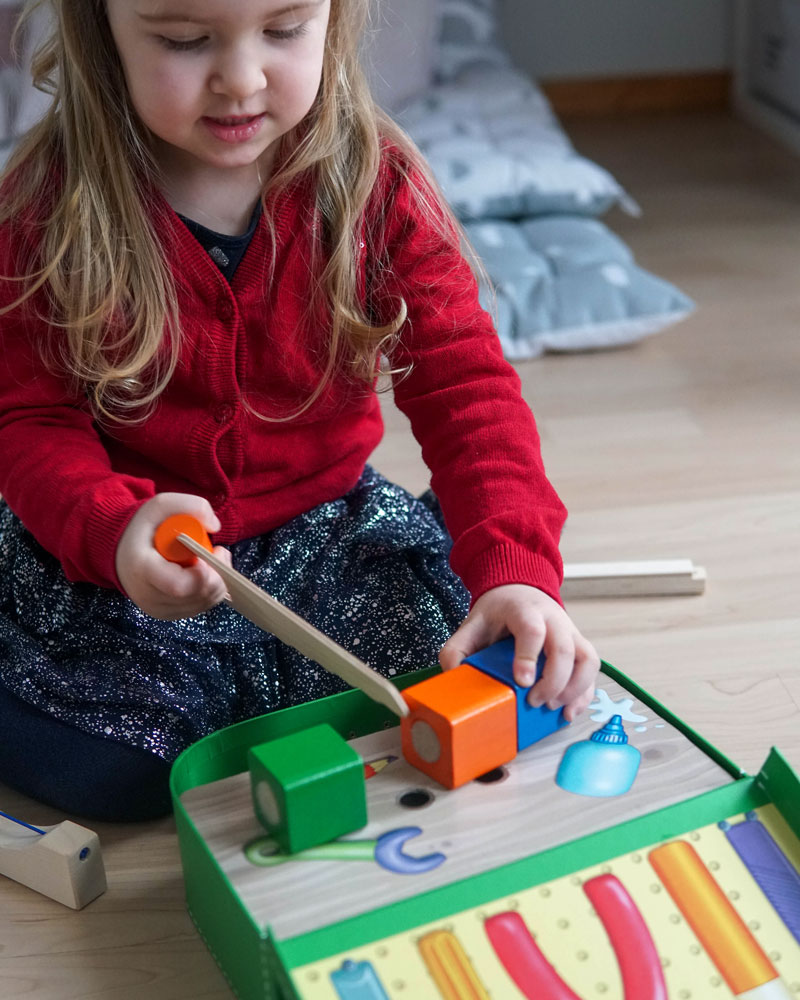 Kind met gereedschapskist houten speelgoed van Selecta