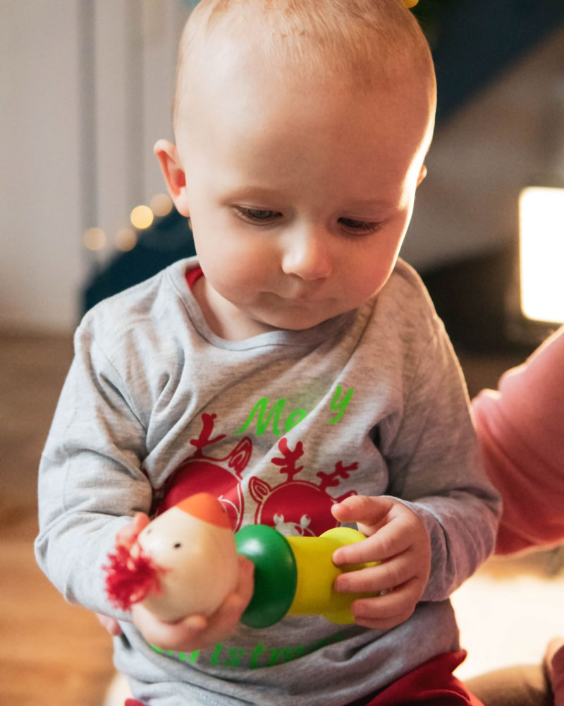 Kind met kiri vogel houten speelgoed van Selecta