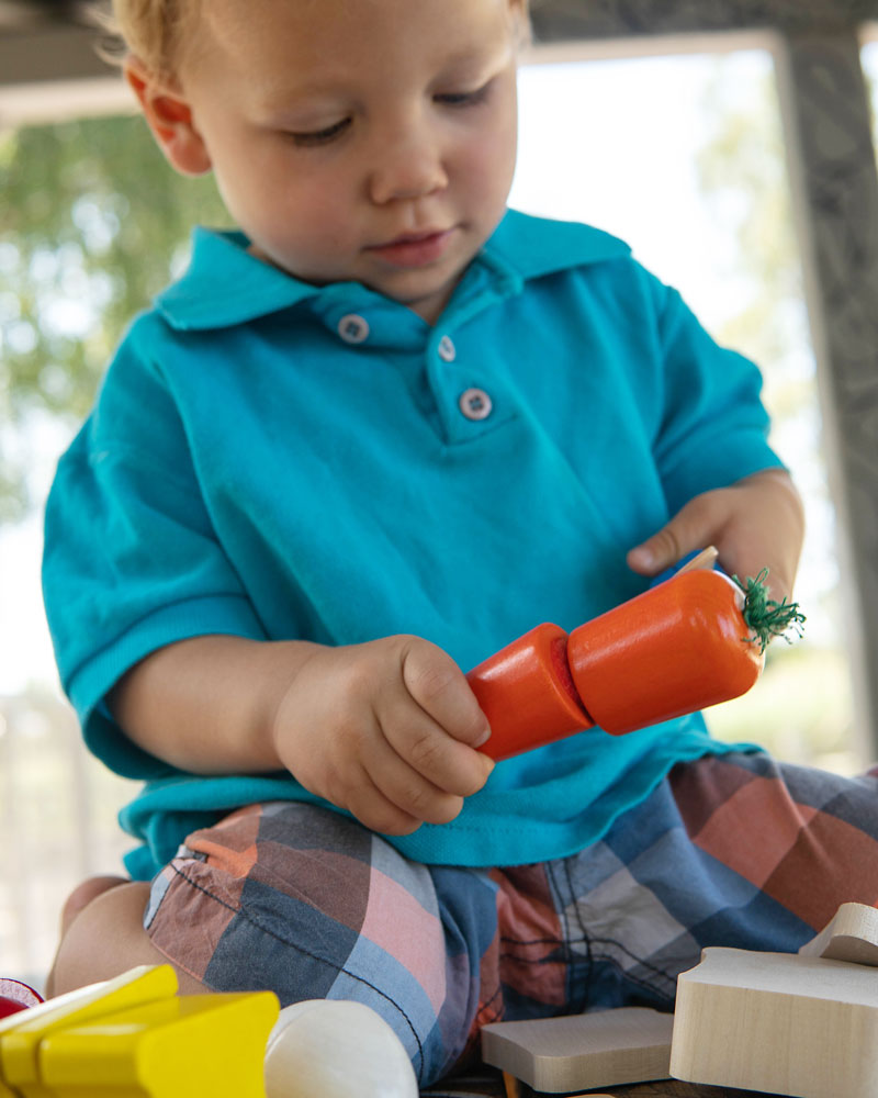 Kind met picknick houten speelgoed van Selecta