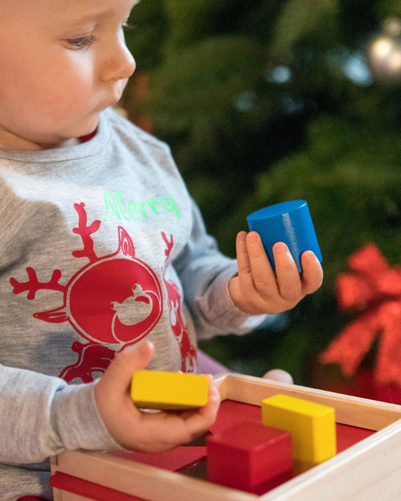 Kind met sorteerbox houten speelgoed van Selecta