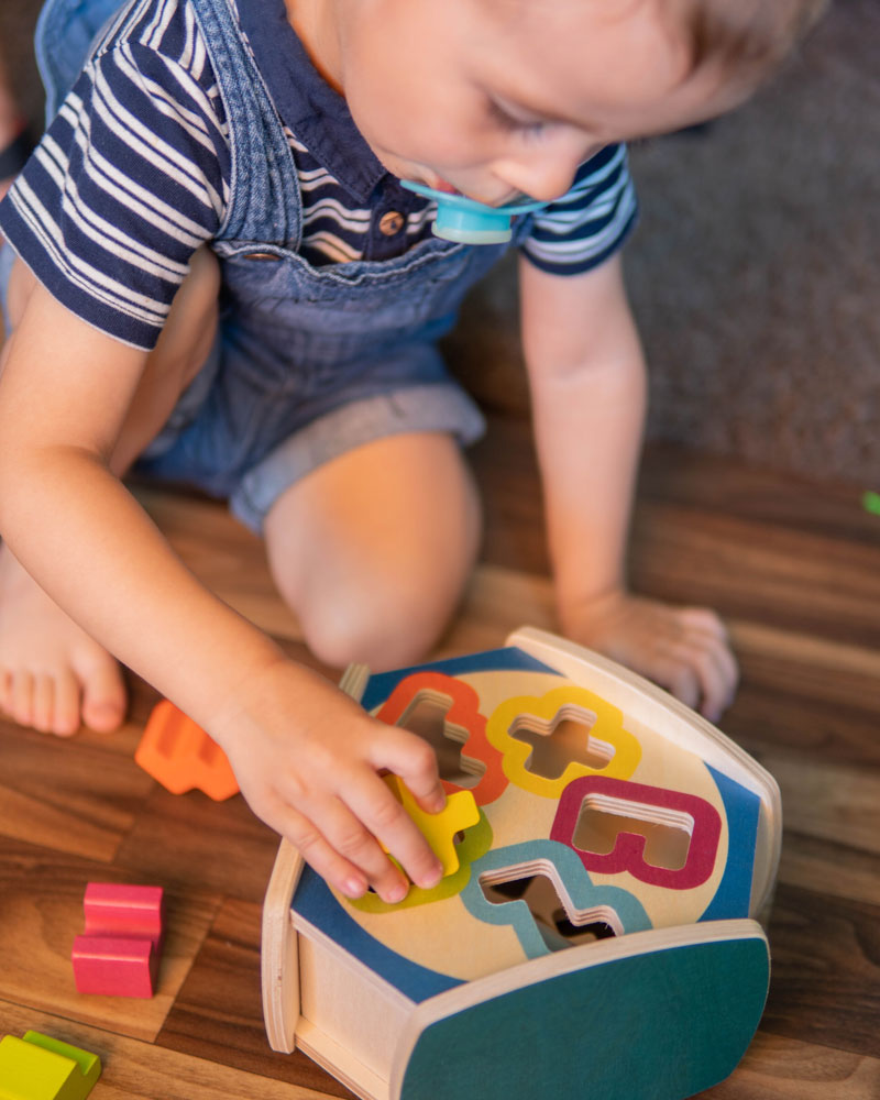 Kind met sortino houten speelgoed van Selecta