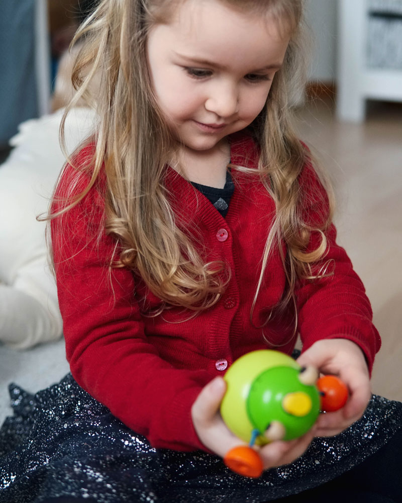 Kind met stapelkikker houten speelgoed van Selecta