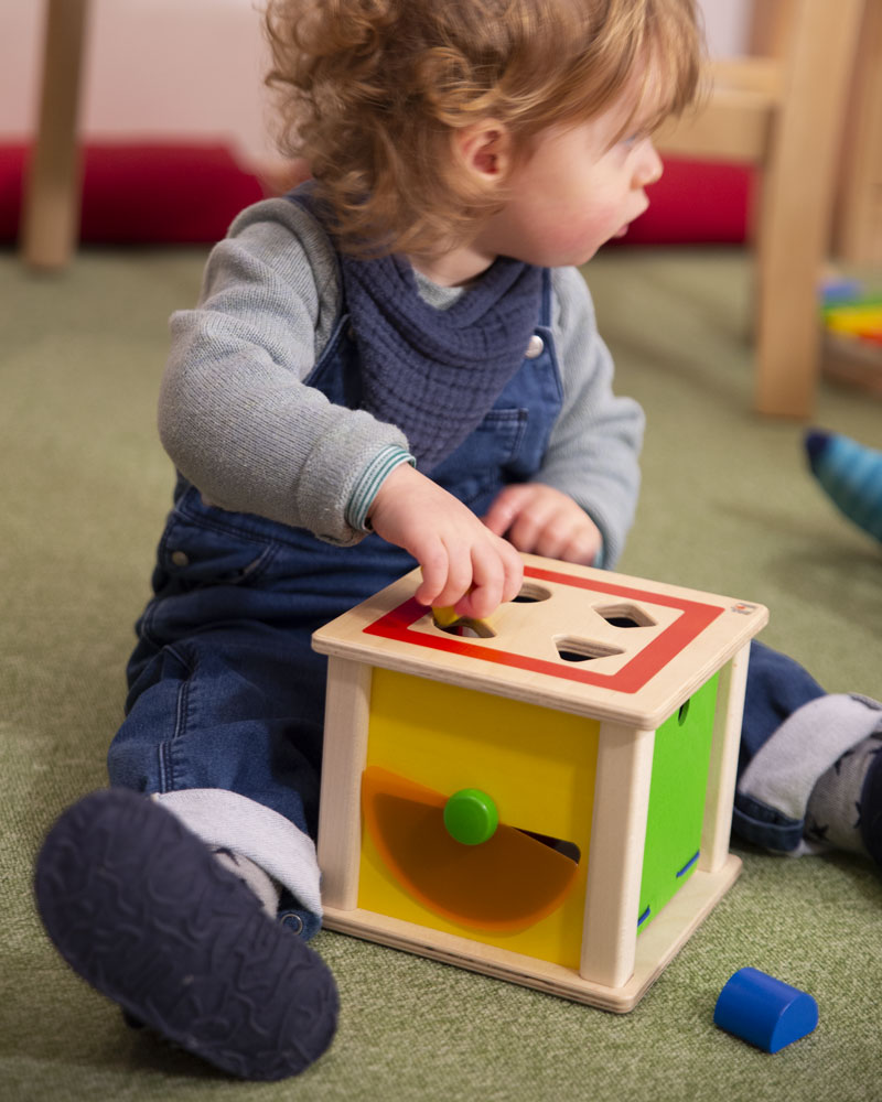 Kind met varianto houten speelgoed van Selecta