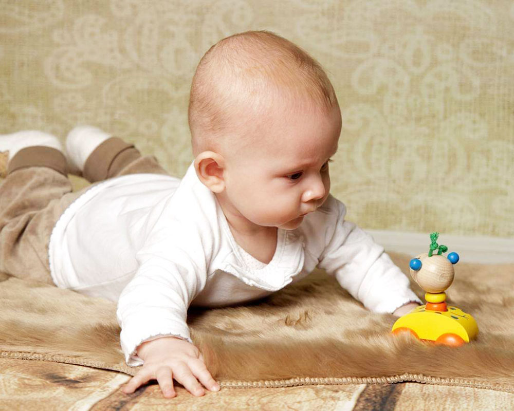 Kind met zollini giraf houten speelgoed van Selecta