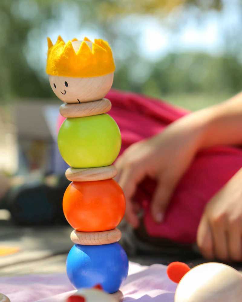 Kind met stapelduo houten speelgoed van selecta