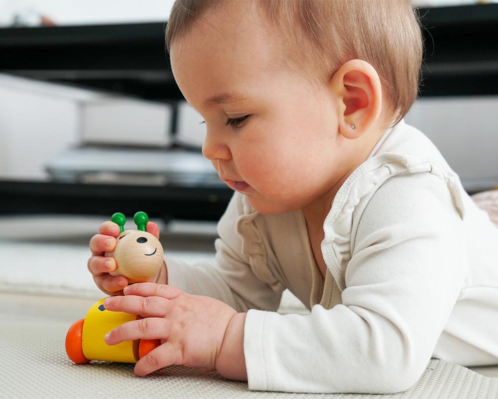 Kind met zollini giraf houten speelgoed van Selecta