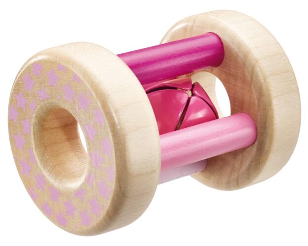 Deze charmante rollende houten rammelaar met klokje heeft roze balken en een bel aan de binnenkant, versierd met prachtige sterpatronen aan de uiteinden.